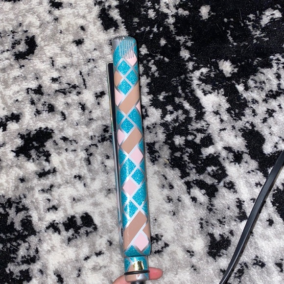 Straightener - Picture 2 of 3